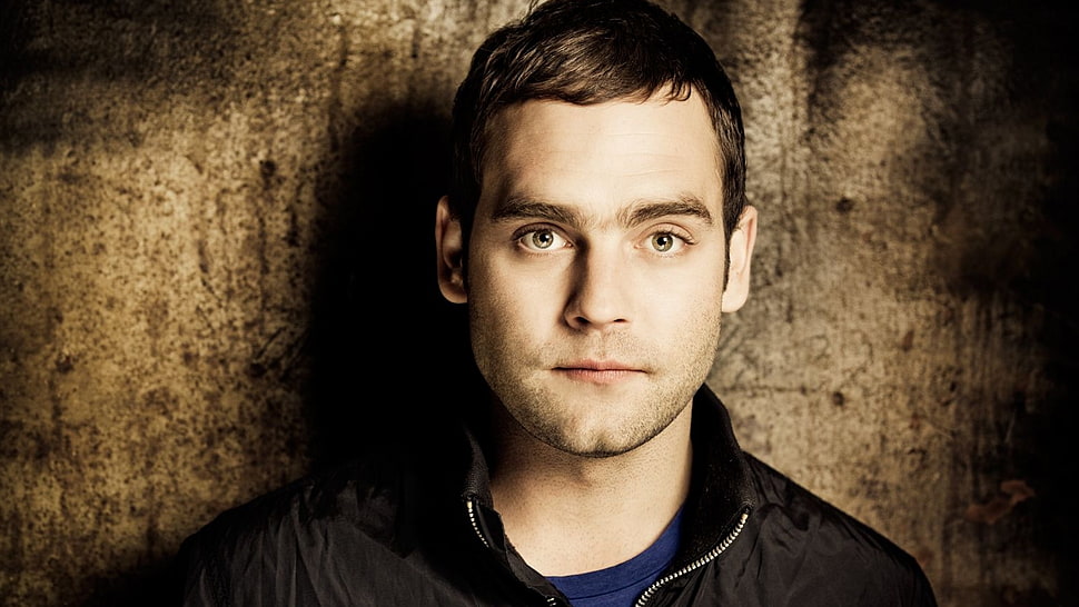 man wearing black jacket and blue shirt HD wallpaper