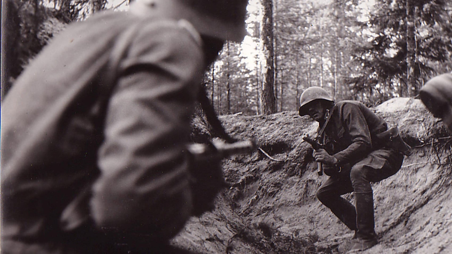 soldier holding gun near tree, military, World War II, combat