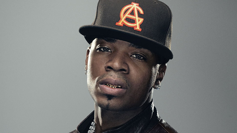 man wearing black snapback cap HD wallpaper