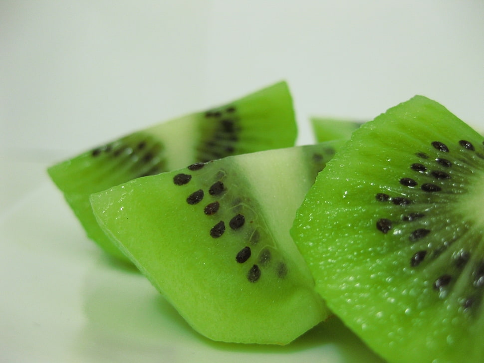 selective focus photo of sliced kiwi fruit HD wallpaper