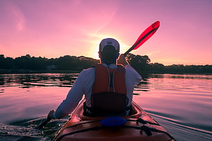 man kayaking during sunset HD wallpaper