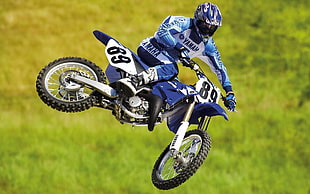 man in blue Yamaha jacket riding on blue motocross dirtbike HD wallpaper