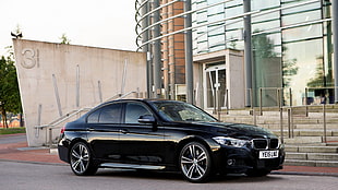 black BMW E91 park outside the building HD wallpaper