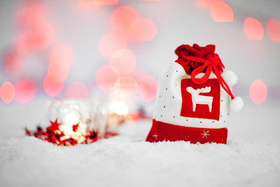 white and red Christmas themed bag HD wallpaper