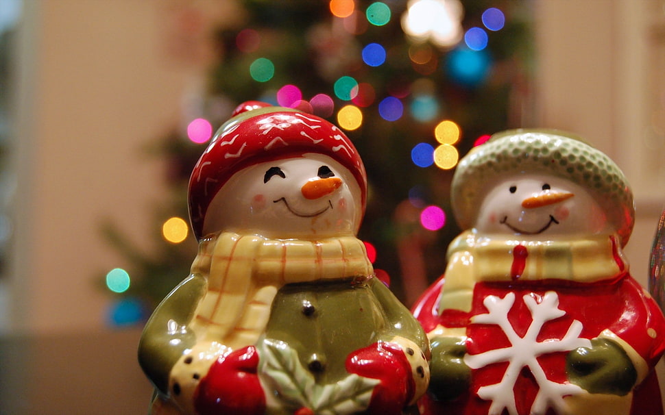 two Christmas-themed ceramic figurines HD wallpaper