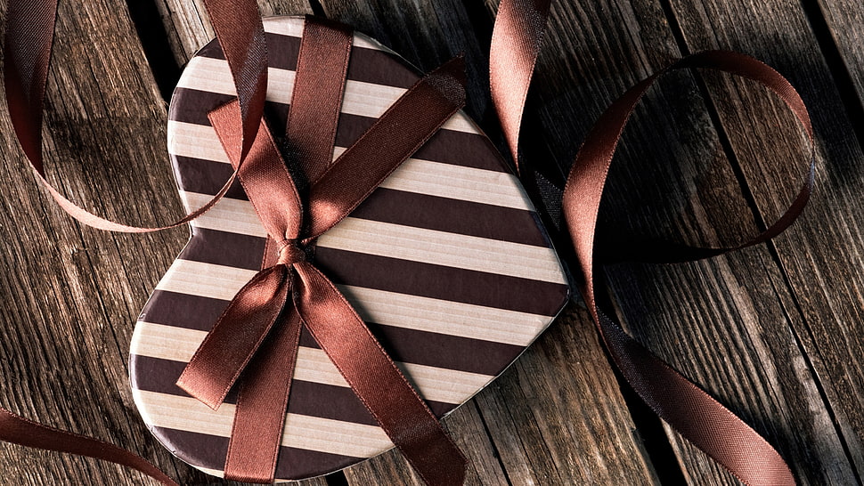 heart-framed brown and white stripe gift box HD wallpaper