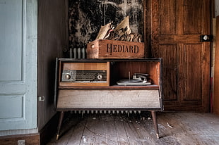 Hediard wooden crate on sideboard near door HD wallpaper