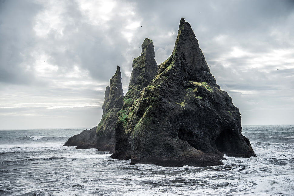 sea stack nature photography, cliff, sea, moss, clouds HD wallpaper