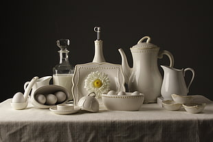 white ceramic dinnerwares