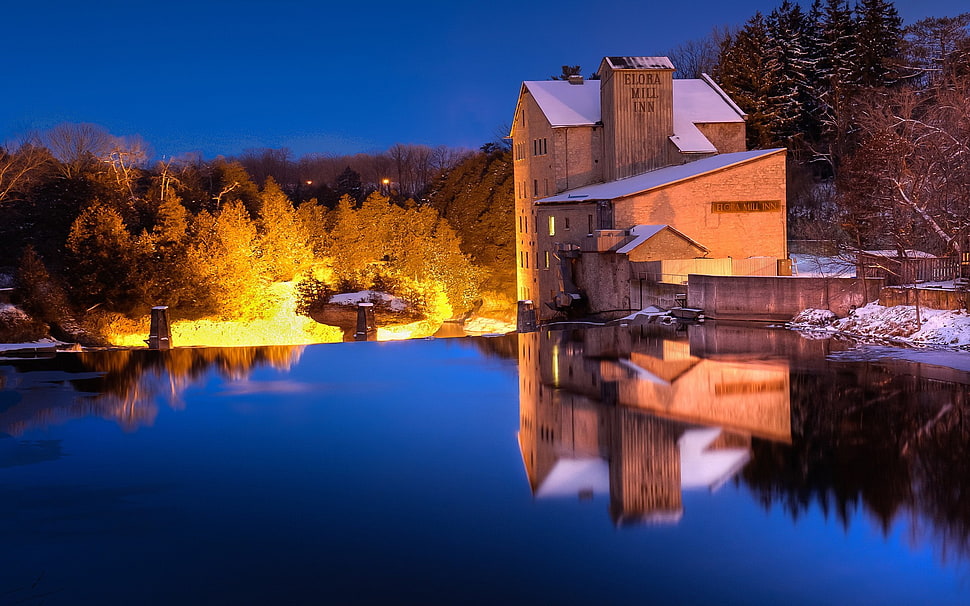 brown concrete house, lake, reflection, building, trees HD wallpaper