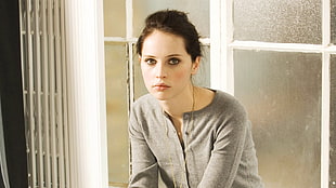 woman wearing gray long-sleeved shirt HD wallpaper