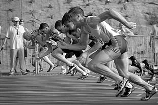 Grayscale portrait of Track in field players in starting line HD wallpaper