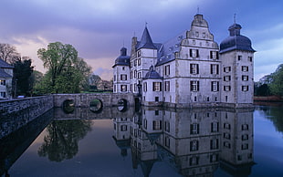 white concrete house, castle, Dortmund, reflection, Castle Bodelschwing