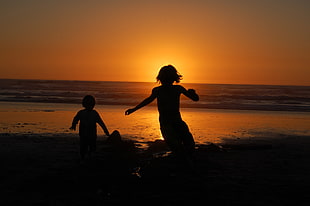 silhouette photo of children playing near seashore, san francisco HD wallpaper