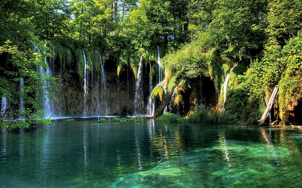 waterfalls during daytime HD wallpaper