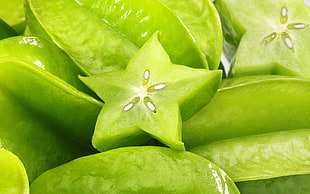 bunch of Carambola fruit with single slice on top HD wallpaper