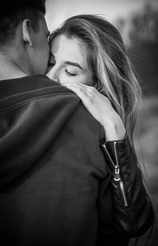 grayscale photography of man and woman hugging each other HD wallpaper
