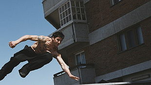 brown wooden framed glass top table, parkour, balcony, David Belle HD wallpaper