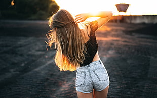 woman wearing black crop top and short shorts selective focus photography