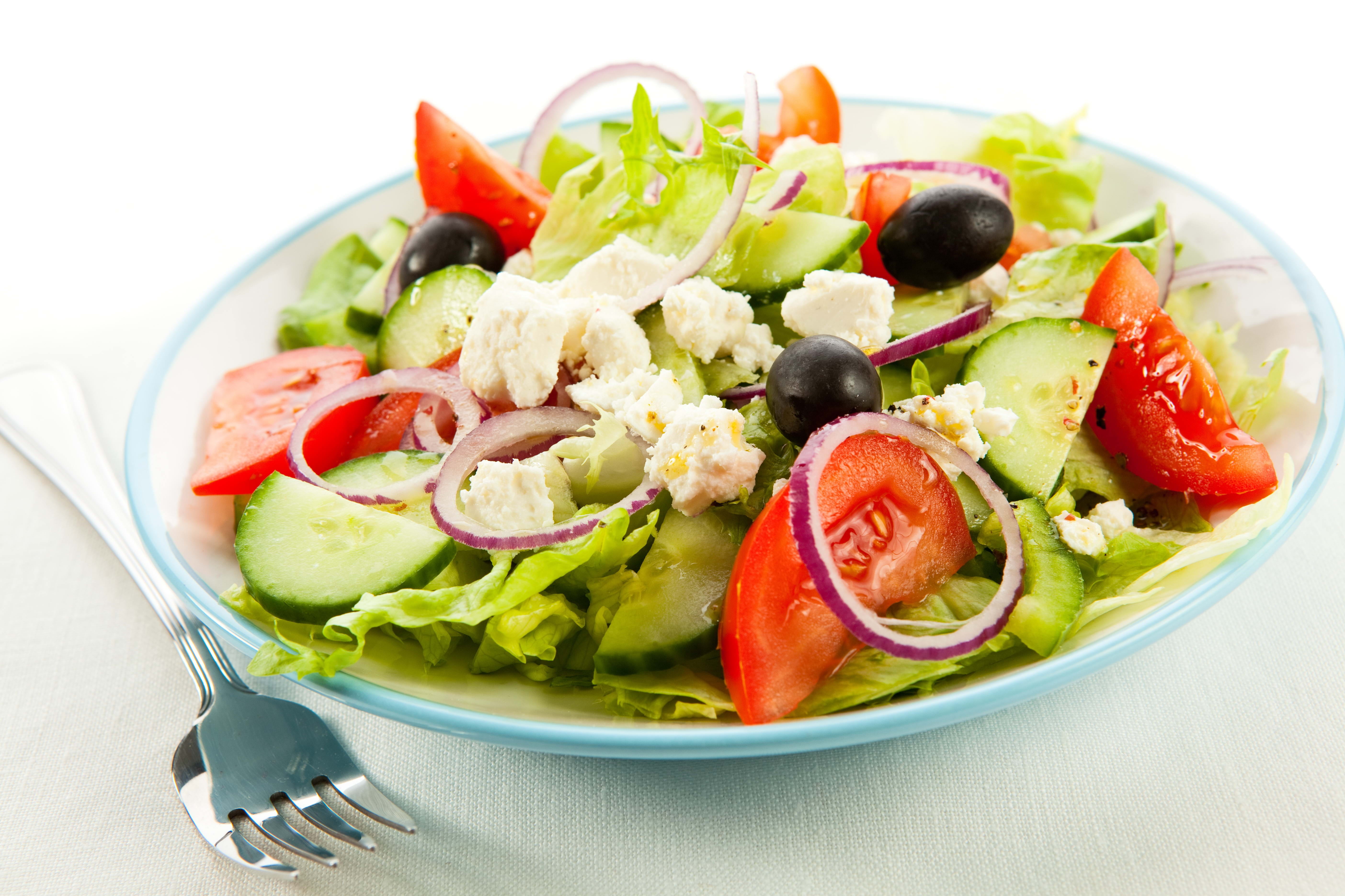 Обед салат овощной. Овощной салат. Летние салаты. Тарелка с салатом. Греческий салат.
