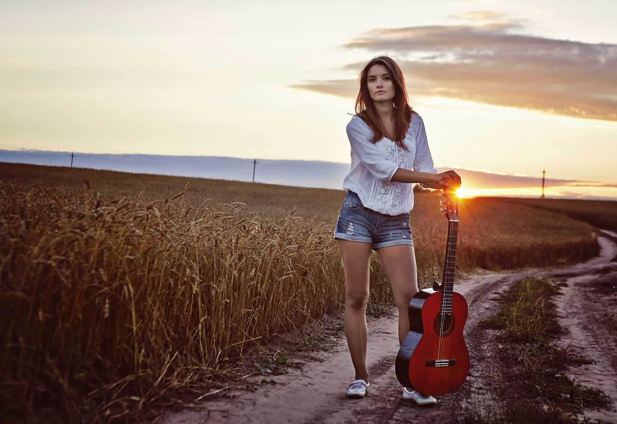 Песни в дорогу 2024. Девушка с электрогитарой. Фотосессия с гитарой. Фотосессия с гитарой на природе. Идеи для фотосессии с гитарой.