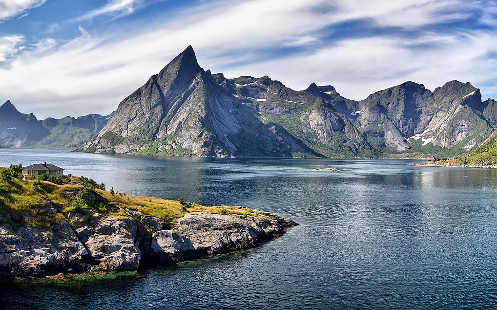 lake between the mountains HD wallpaper