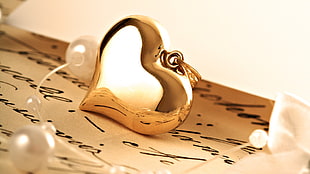 gold-colored heart pendant with white pearl accessories HD wallpaper