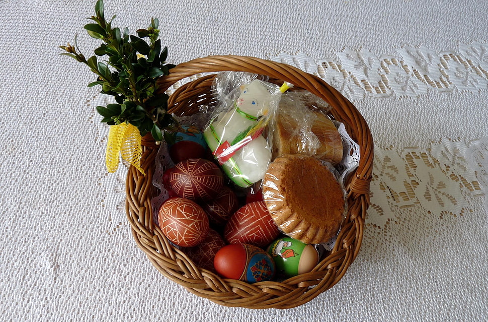 brown wicker basket with pies HD wallpaper