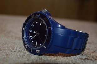 round blue analog watch with blue link bracelet, blue, watch