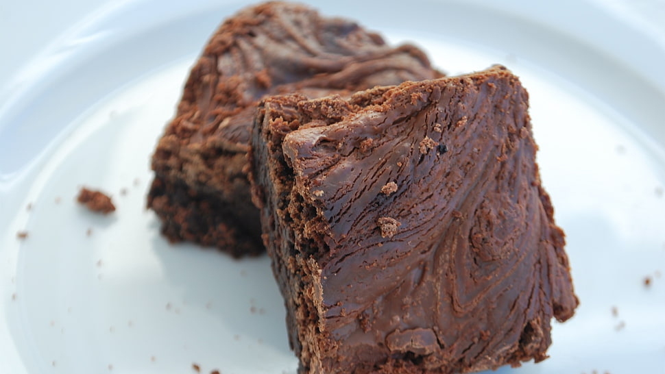 two slices of brownies HD wallpaper