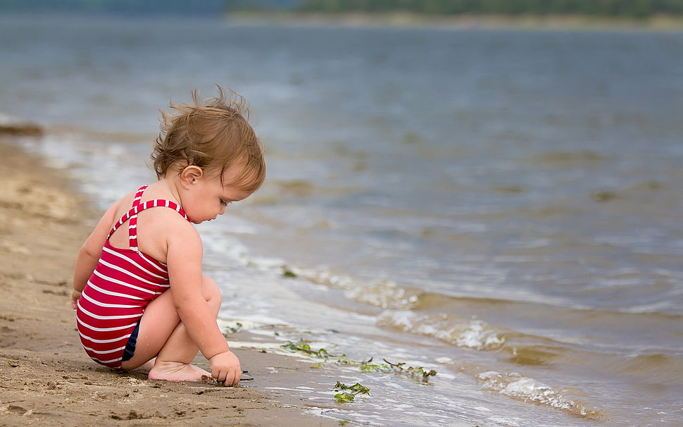 shallow focus photography of Baby beside the shore HD wallpaper