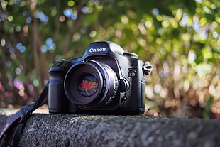 closeup photo of black Canon DSLR camera