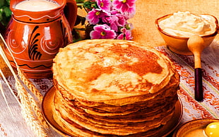 cooked pancake placed on brown ceramic plate HD wallpaper