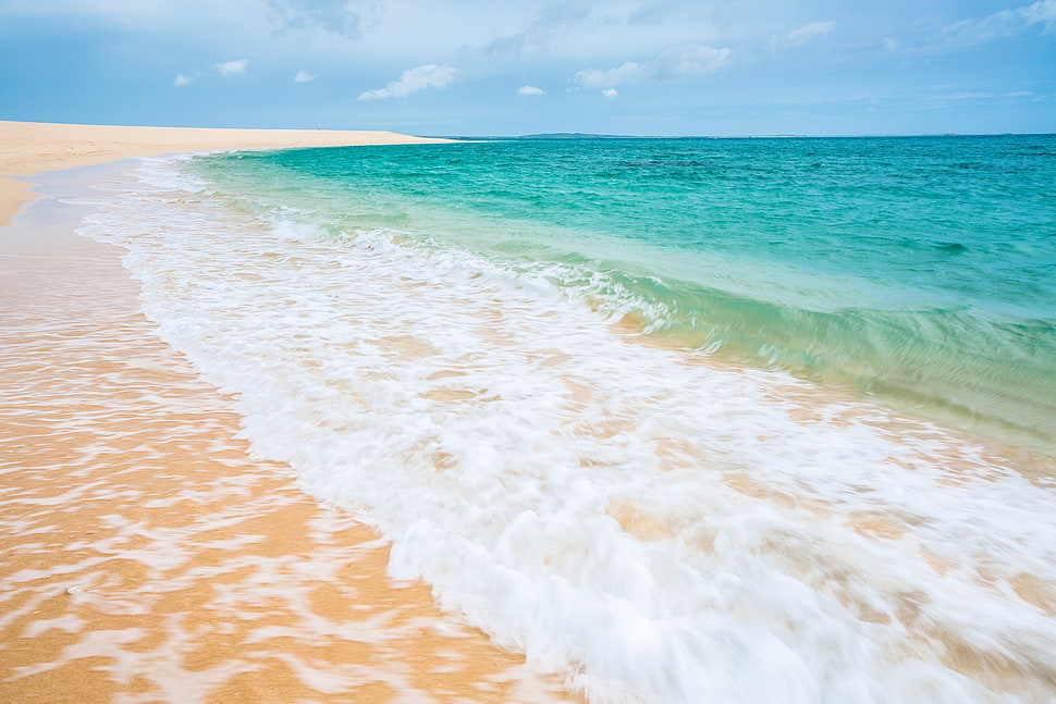 photo of beach shore during daytime HD wallpaper