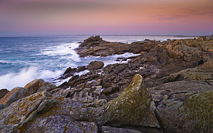 seashore with rocks under orange sky, saint-guénolé HD wallpaper