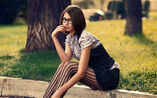 woman sitting on the grass near tree HD wallpaper
