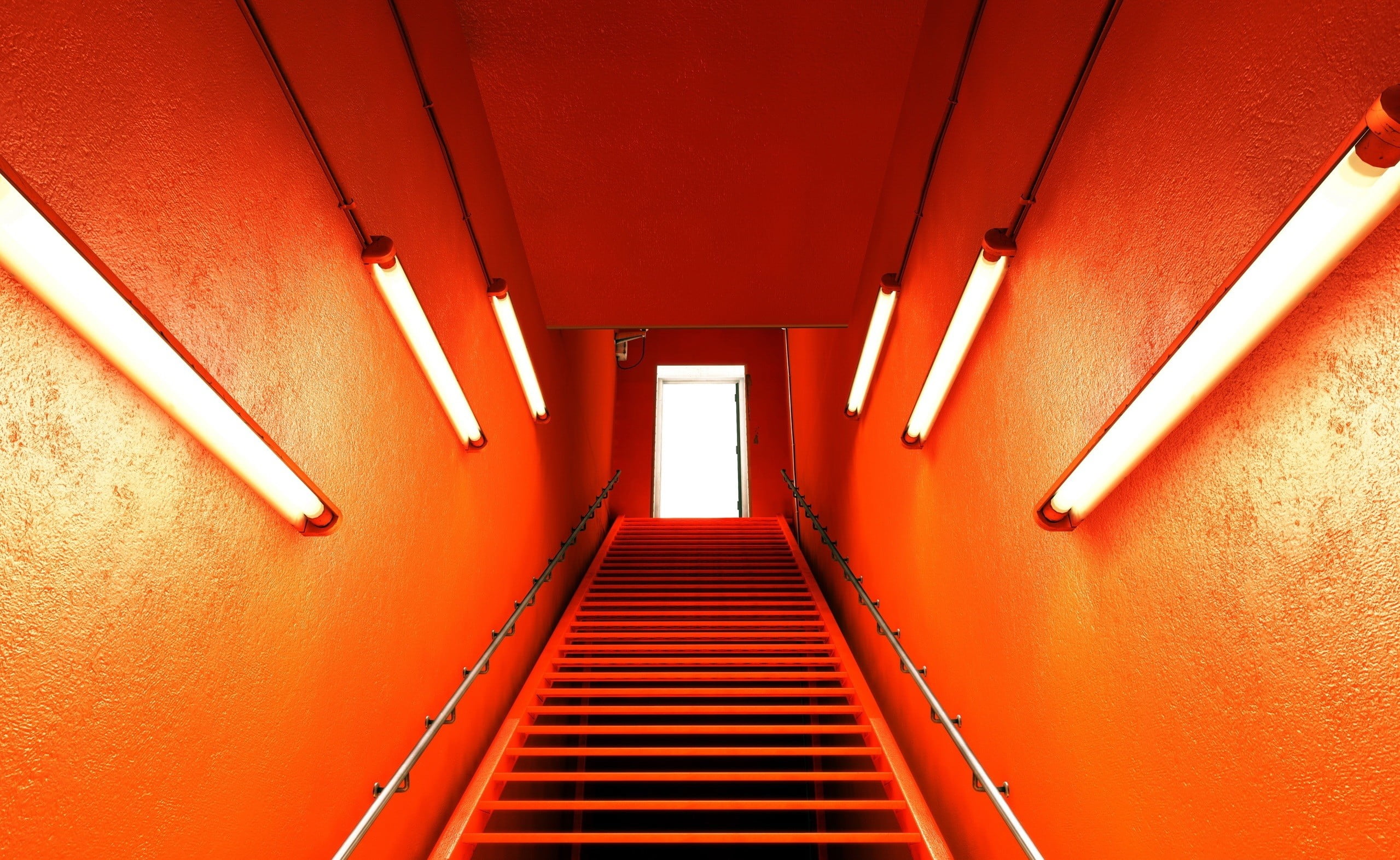 Изолированный свет. Подсветка лестницы. Оранжевый неон. Аварийное освещение. Неоновые лампы коридор.
