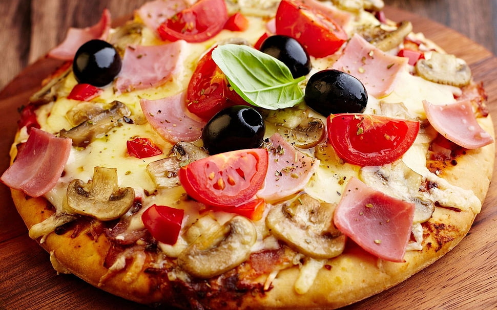 pizza topped with olives, mushroom, ham, and tomatoes HD wallpaper