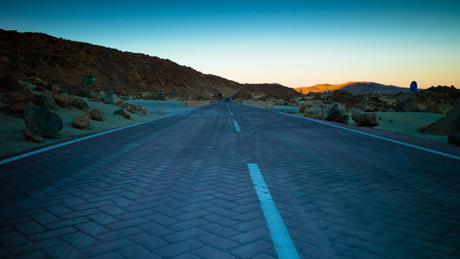 Синие холмы. Обои дорога скорость. Rock Road. Road line. Stone Road.