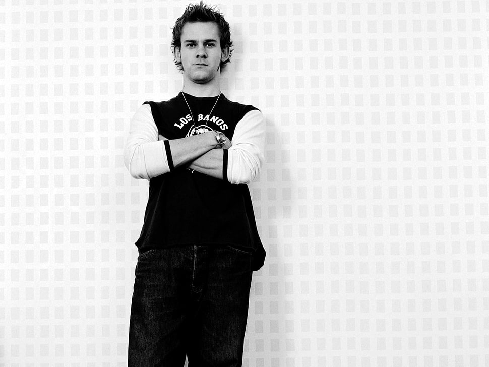 man standing in black and white raglan-sleeve shirt HD wallpaper
