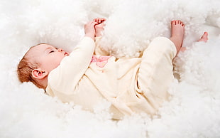 baby's white footsie HD wallpaper