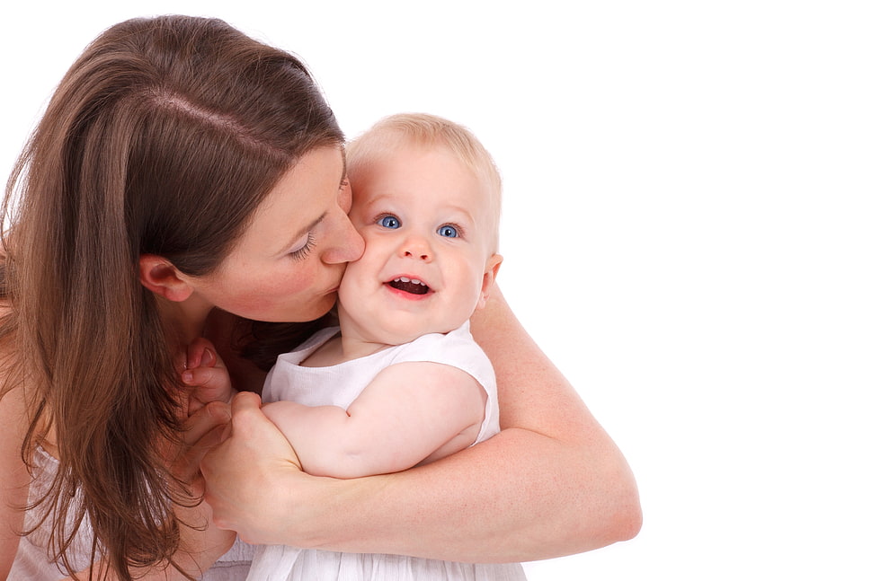 photo of mother kissing child HD wallpaper