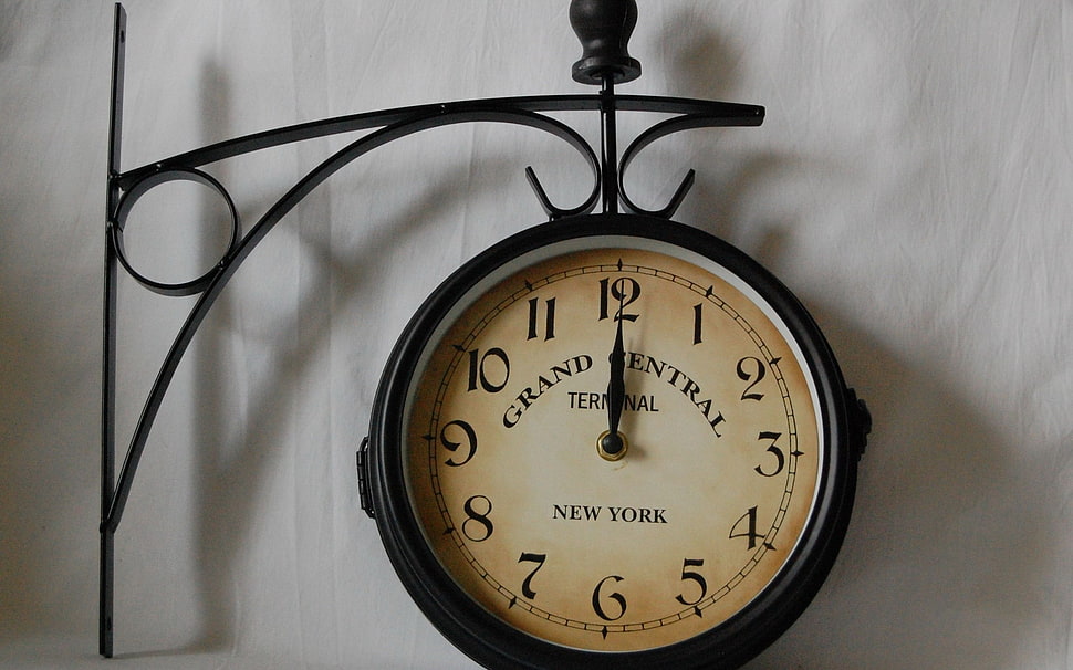 round black metal analog clock at 12 HD wallpaper