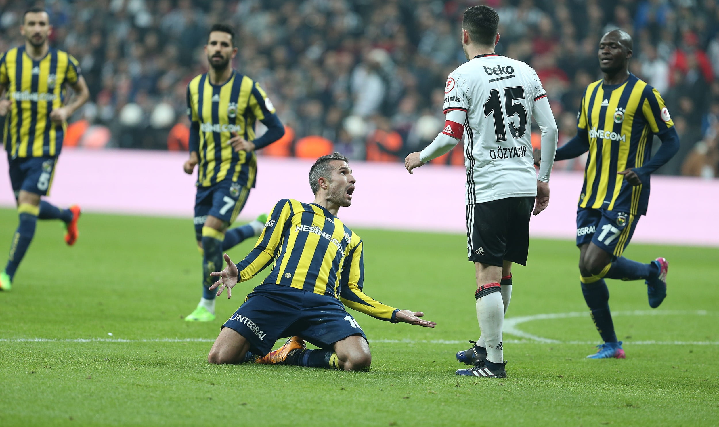 men's yellow and blue jersey, Robin van Persie, Fenerbahçe, Besiktas J.K., soccer