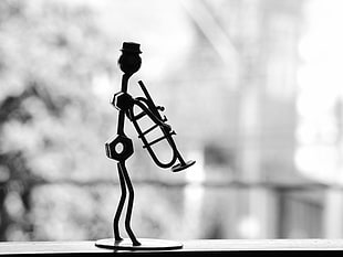 silhouette of a figurine grayscale photo HD wallpaper