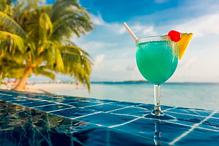 green and red table lamp, cocktails, sea, swimming pool, palm trees HD wallpaper