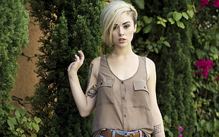woman wearing brown button-up tank top