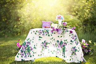 white and purple table cloth on garden HD wallpaper