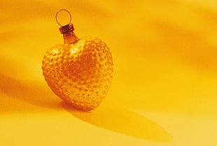 gold heart pendant HD wallpaper