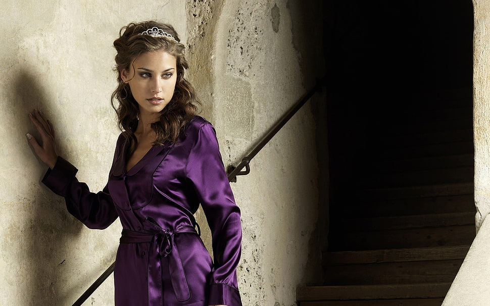 woman on purple long-sleeve body-con dress facing on right side HD wallpaper